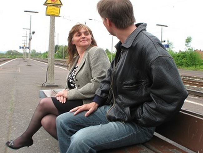 Download: Boris-Schwarz - HOT MILF: Hausfrau vom Bahnsteig zum geilen Fick abgeschleppt