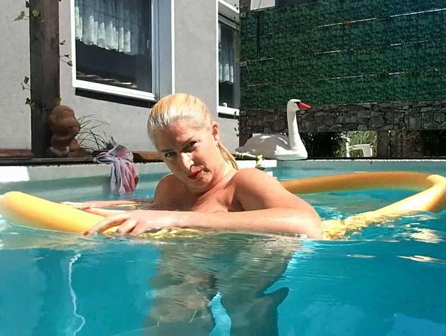 Download: Brandi69 - Titten im Pool