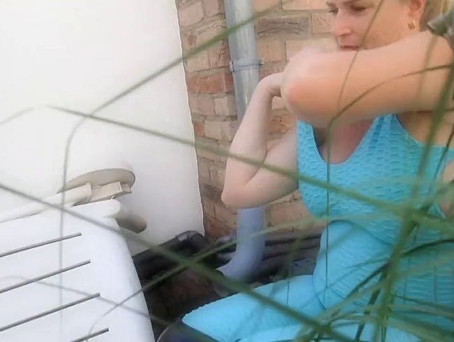 Download: Brandi69 - pissen hinter der Garage