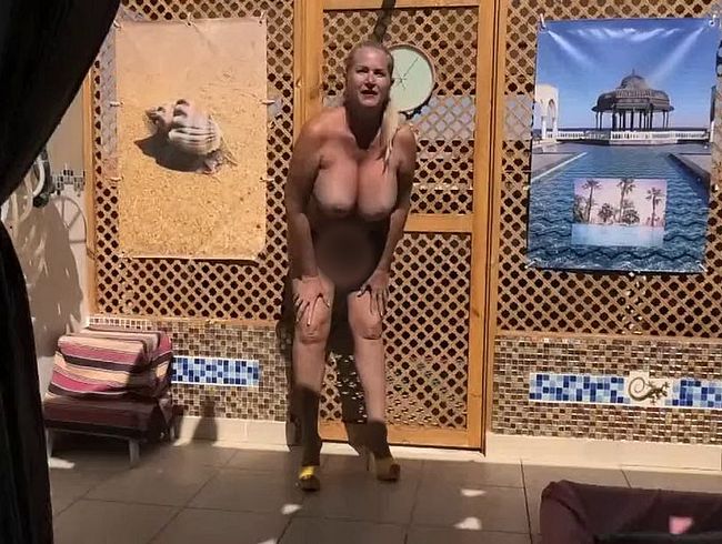 Download: Brandi69 - nackt auf meiner Terrasse