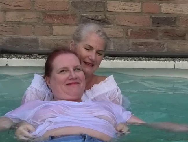 Download: Brandi69 - Jeans Spass im Pool