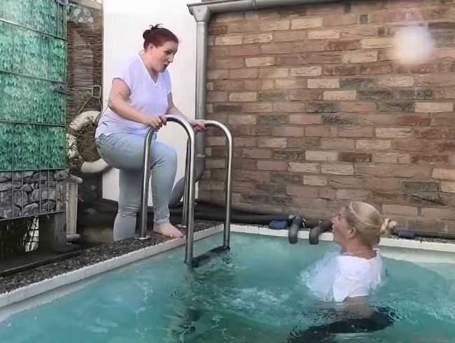 Download: Brandi69 - Jeans Spass im Pool