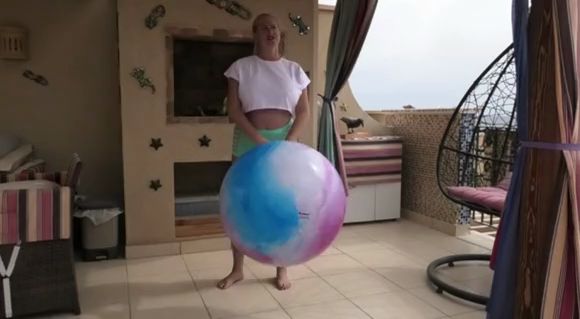 Download: Brandi69 - Hüpfball - auf meiner Terrasse