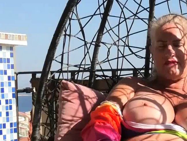 Download: Brandi69 - mit 2 Spielzeugen in der Sonne spielen