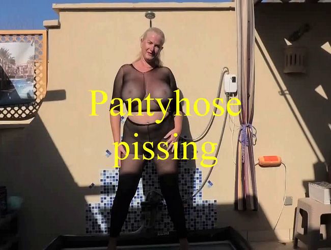 Download: Brandi69 - in die schwarze Strumpfhose gepinkelt