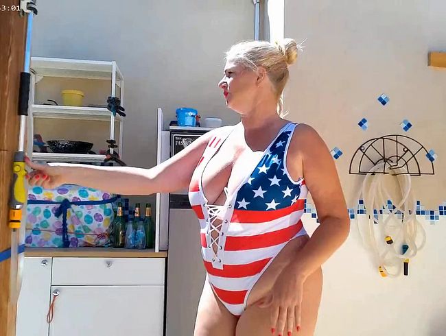 Download: Brandi69 - geiles duschen im heissen Badeanzug