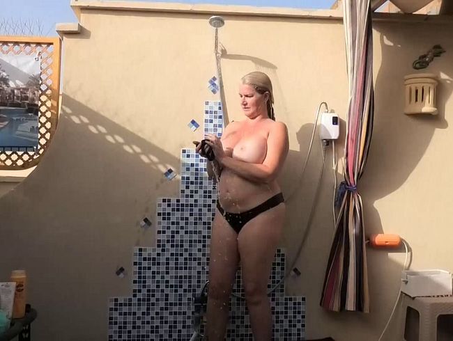 Download: Brandi69 - duschen auf der Terrasse