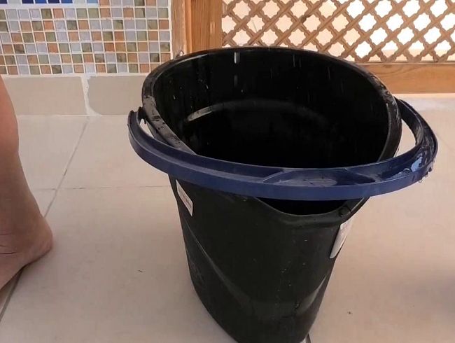 Download: Brandi69 - in den Putzeimer pinkeln