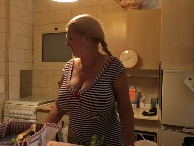 Download: Brandi69 - in die Strumpfhose gepinkelt