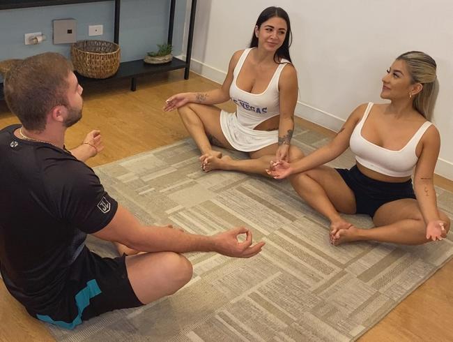 Download: BrianEvansx - Eine heiße lateinamerikanische MILF und eine Blondine mit großen Titten ficken den Yogalehrer bei ei