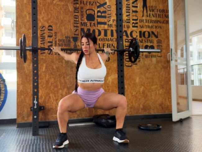 Download: BrianEvansx - Meine Fitness-Studio-Partnerin ist eine vollbusige geile Milf, die Schwänze lutscht