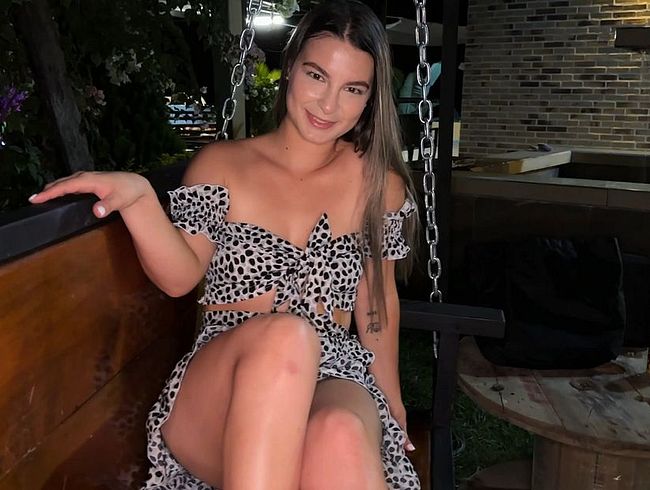 Download: BrianEvansx - Fußmassage deiner wunderschönen kolumbianischen blonden Stiefschwester mit kleinen Füßen