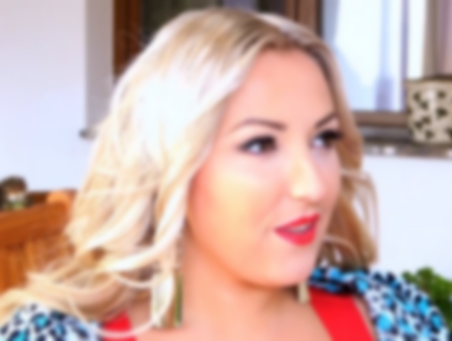 Download: Busty-Bombastic - Lady in Red lässt sich wieder von der Nachbarschaft durchficken!