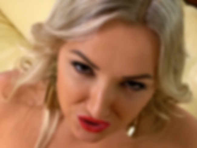 Download: Busty-Bombastic - Die ganze Nachbarschaft fickt mich in meinen roten sexy Dessous!