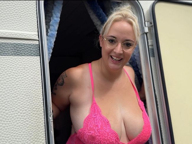 Download: BustyJillFox - Schlampe vom Zeltplatz!! Cumshot in die Fresse!!