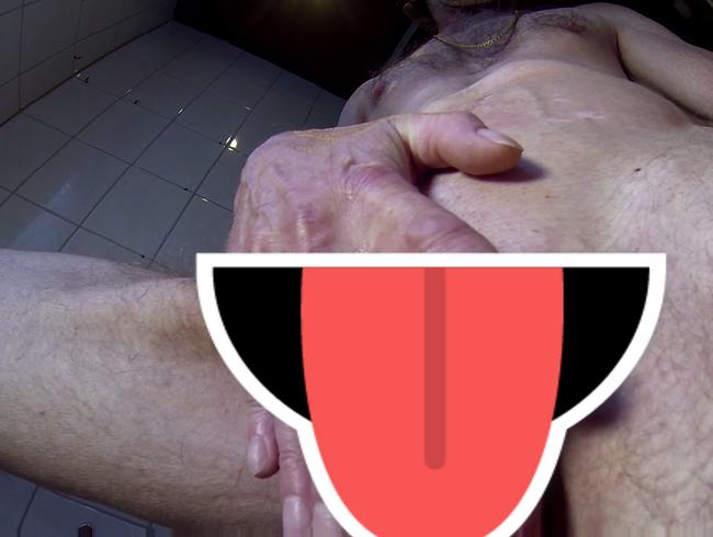 Download: CC-HOT-MEDIA - Schwanz zeigen und ab pissen