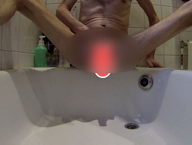 Download: CC-HOT-MEDIA - Unrasierter Schwanz pisst breitbeinig geil in die Duschwanne