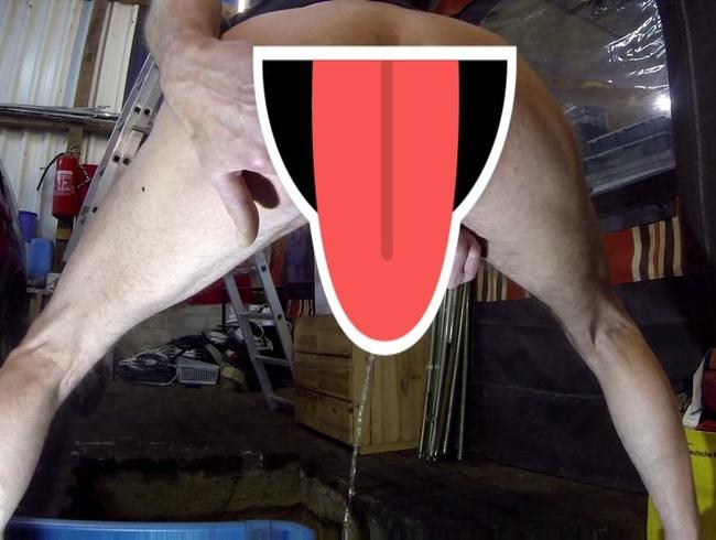 Download: CC-HOT-MEDIA - Analplug und pissen