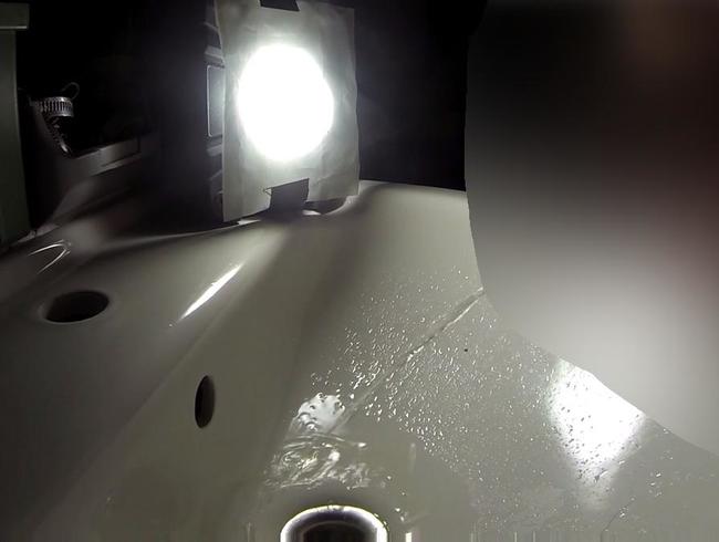 Download: CC-HOT-MEDIA - Nächtlicher Waschbeckenpiss