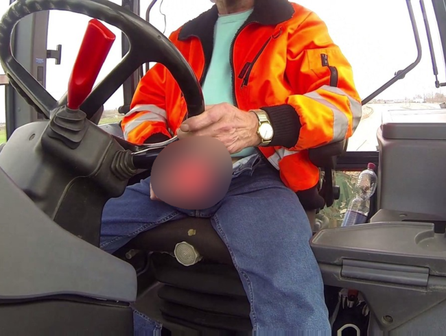 Download: CC-HOT-MEDIA - Während der Fahrt geil abwichsen.