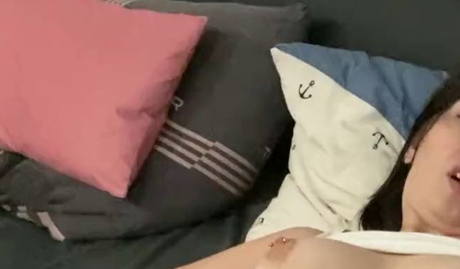 Download: Candismimi - Selbstbefriedigung mit dem Dildo bis zum Orgasmus ;)