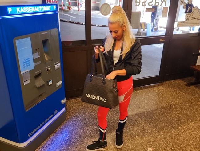 Download: Candy_Suck - Abgefickt im Parkhaus, für ein Parkticket