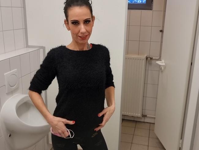 Download: Candy_Suck - Auf den Boden Gepisst