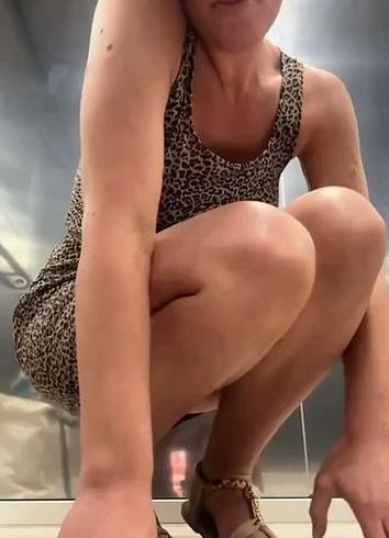 Download: Caroline391 - Im Aufzug selbst Hand angelegt ?