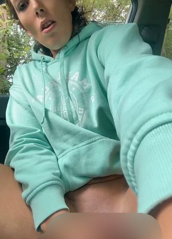 Download: Caroline391 - Not macht erfinderisch…..Mit Banane im Auto gefickt!