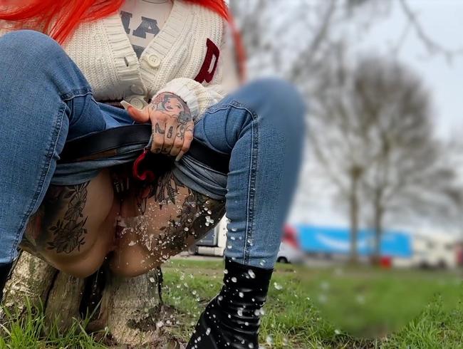 Download: Cat-Coxx - Public Piss an der A2