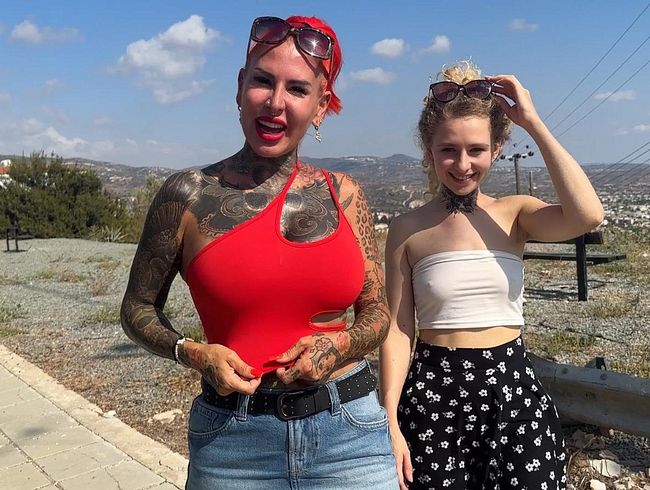 Download: Cat-Coxx - Teen vs. Milf! Wer ist schwanzgeiler? AO Pussy Test