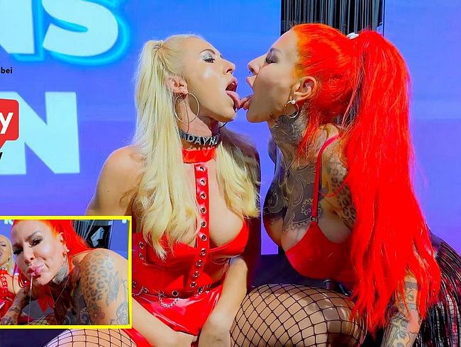 Download: Cat-Coxx - Bühnenshow der beiden geilsten Schlampen im Netz