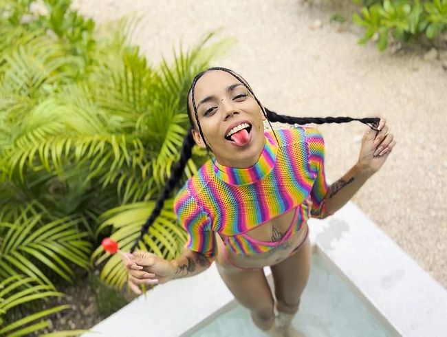 Download: ChrisKubrick - Dünne Latina lutscht und spritzt für Lollipop Temptation