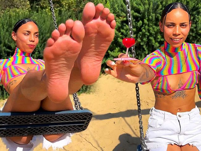 Download: ChrisKubrick - Freche Latina tauscht süßen Lutscher gegen heißes Sperma auf den Füßen