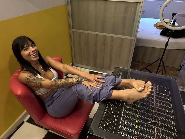 Download: ChrisKubrick - Vollbusige Kolumbianerin hat mich mit ihren öligen Füßen gefickt