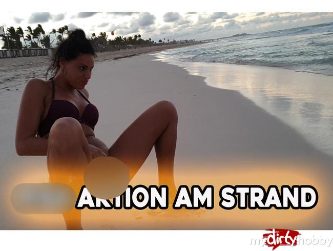 Download: ChristyLey - Piss Aktion am Strand