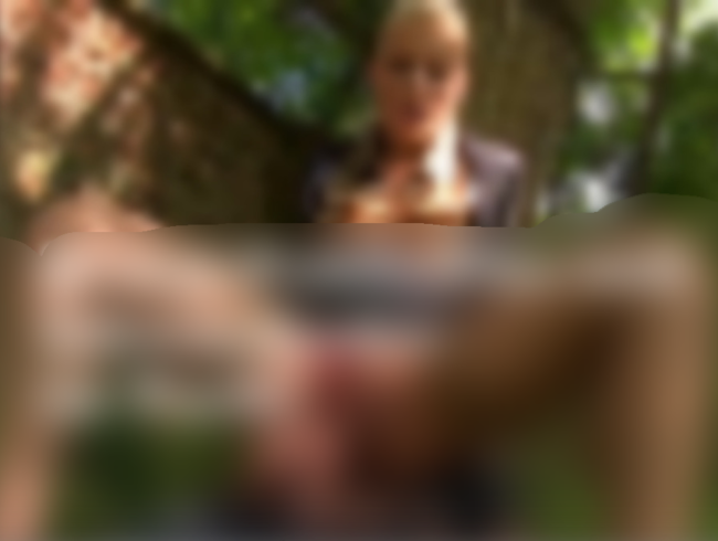 Download: Claudia-18 - Krass! Public-Piss und Schwanzrodeo im Park!!!!