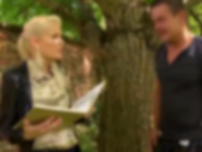 Download: Claudia-18 - Krass! Public-Piss und Schwanzrodeo im Park!