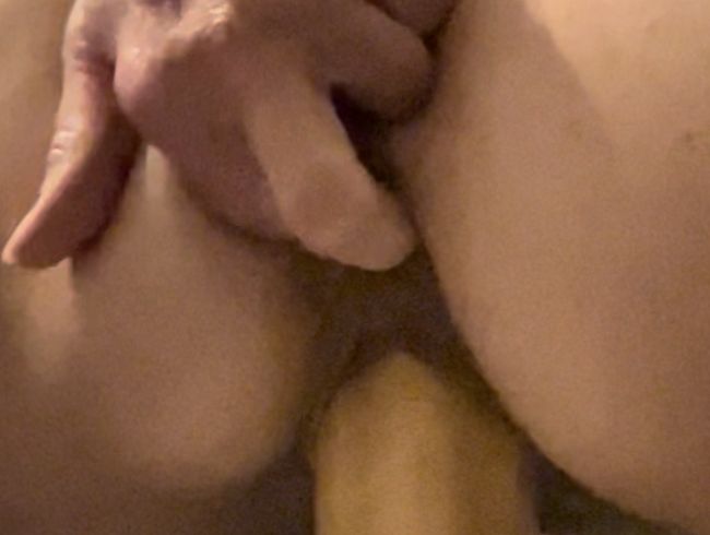 Download: Creamybunny - Dildo in Muschi und Finger im Arsch