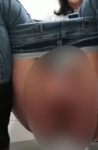 Download: Creamybunny - Heimlich in der Toilette gefingert