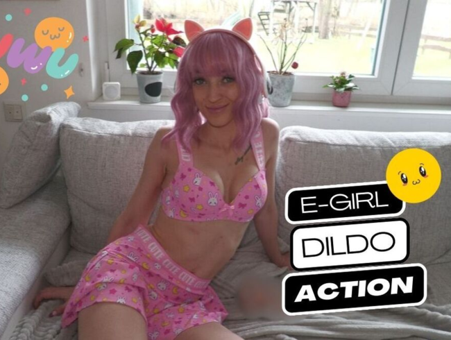 Download: CremeDeLaCreme93 - E-Girl besorgt es sich geil auf der Couch