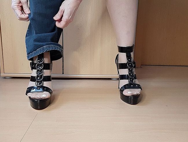 Download: Curly82 - Nylons und High Heels