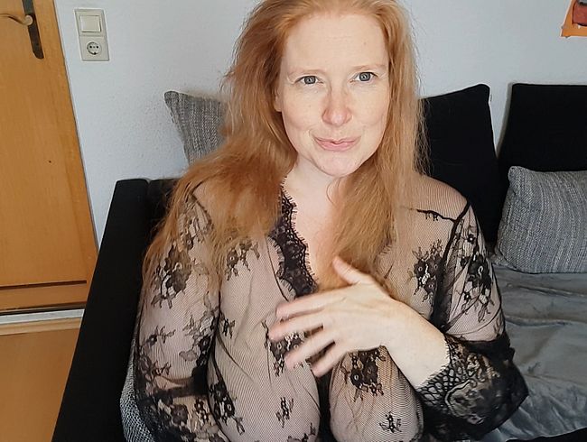 Download: Curly82 - Ich knete meine Brüste für dich - Kurzclip