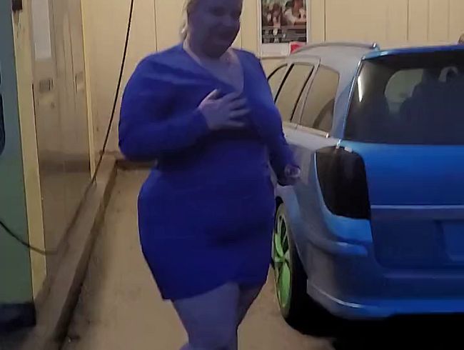 Download: Curvy-Lucy - Halbnackt in der SB-Waschanlage