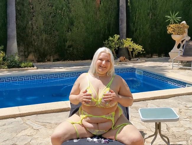 Download: Curvy-Lucy - Solo am Pool auf Malle