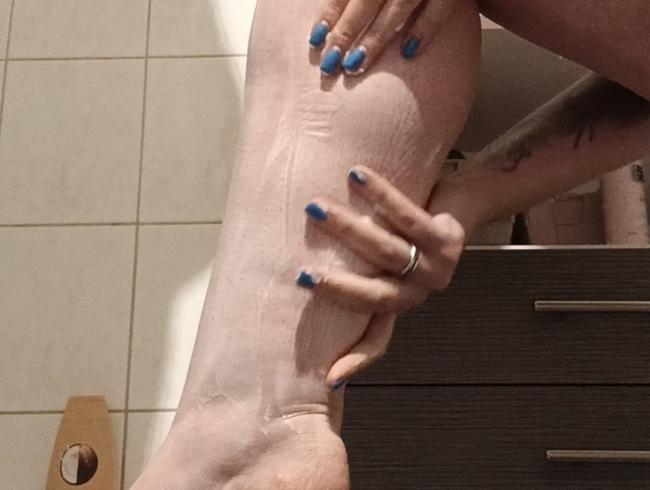 Download: CurvyKompriGirl - Beine eincremen // Video 003