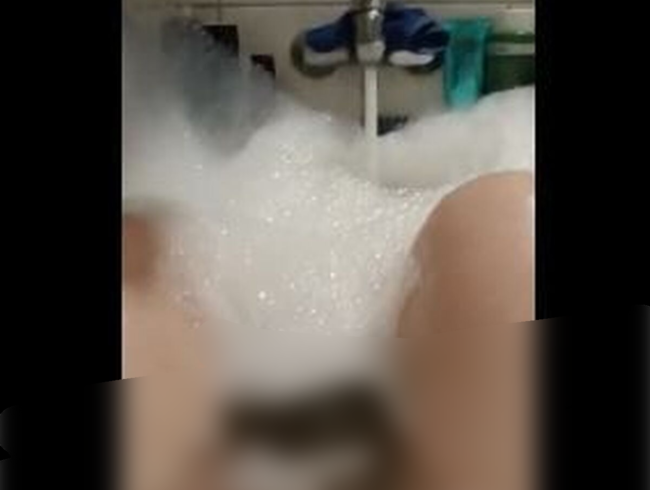 Download: CurvyKompriGirl - Kurze SB in der Badewanne.. doch ich darf nicht kommen // Video 005
