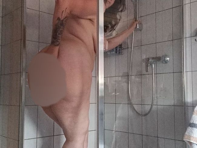 Download: CurvyKompriGirl - Lange Dusche im Hamburger Urlaub Teil 1... sei mein Voyeur // Video 011