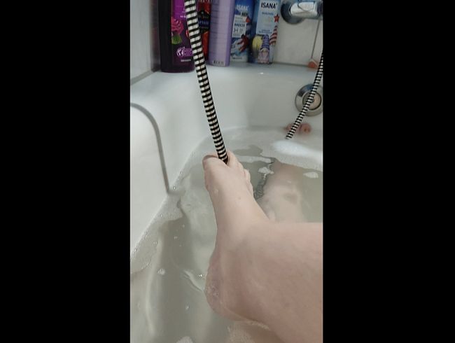 Download: CurvyKompriGirl - Füße und Beine in der Badewanne.. Lust auf einen Fußjob? // Video 019