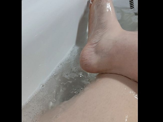 Download: CurvyKompriGirl - Füße und Beine in der Badewanne.. Lust auf einen Fußjob? // Video 019
